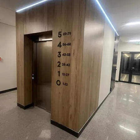 Sky Garden Z Prywatnym Ogrodem I Tarasem, Oddzielna Sypialnia, Dzienny Z Aneksem Kuchennym, Blisko Plazy דירה
